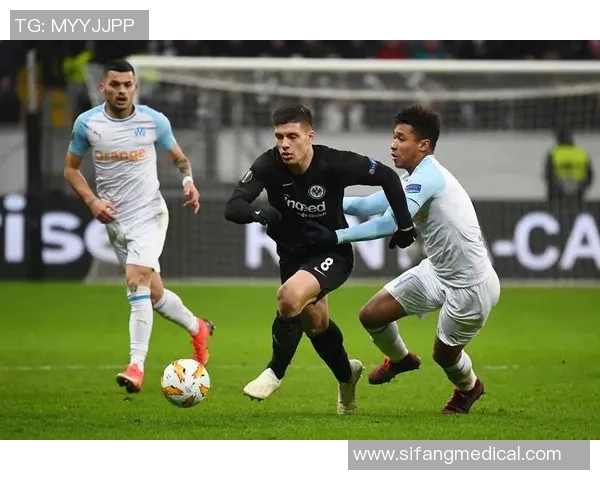 欧联杯激战:本菲卡逆转里昂红牌事件引发全场热议 欧联杯激战:本菲卡逆转里昂红牌事件引发全场热议