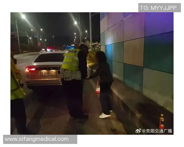 民警在街头拦住姚明引发热议网友纷纷点赞执法与明星互动的温暖瞬间